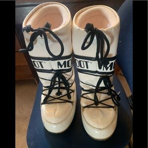 Moon  boots ( price is firm)